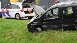 Automobilist raakt meerdere auto's tijdens achtervolging en vliegt uit de bocht in Vriezenveen