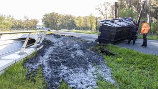 Vrachtwagen verliest containerbak op de N350 bij Wierden