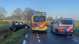 Vrachtwagen en auto botsen bij spoorwegovergang in Wierden