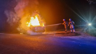 Auto gaat in vlammen op in Den Ham