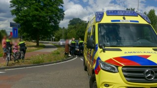 Twee aanrijdingen op &eacute;&eacute;n kruising in Enschede, vrouw gewond