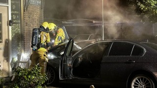 Autobrand voor woning in Oldenzaal, politie doet onderzoek