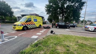 Auto botst met scooterrijder in Almelo