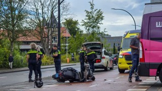 Busje en scooter botsen in Hengelo