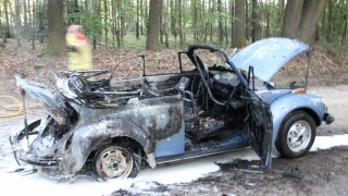 Kever cabriolet brandt uit tijdens rijden in Markelo