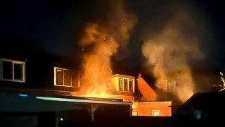 Brandweer blust brand achter woning in Almelo