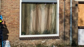 Ruit en deur vernield van woning in Enschede