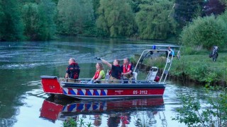 Reddingsactie met brandweerboot voor gans in nood in Enschede