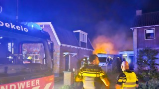 Uitslaande brand bij schuur naast woning in Boekelo