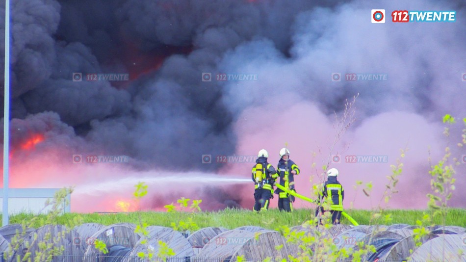 Zeer grote brand over de grens bij Enschede, rook trekt naar Nederland