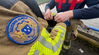 Brandweerduikers in actie voor vastzittende gans in Almelo