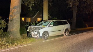 Automobilist raakt van de weg en botst tegen boom in Denekamp