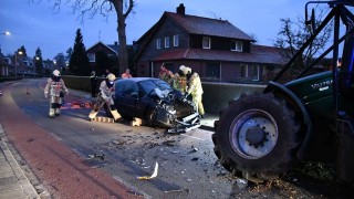 Auto botst met tractor in Den Ham, bestuurder uit auto bevrijd