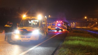 Auto botst op vangrail op de A1 bij Borne, &eacute;&eacute;n persoon gewond