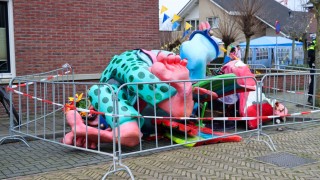 Deel carnavalswagen valt op toeschouwer in Oldenzaal, vrouw gewond