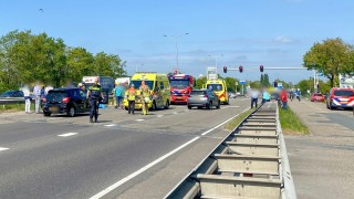 Meerdere auto's botsen op de Bornsestraat in Hengelo, weg dicht