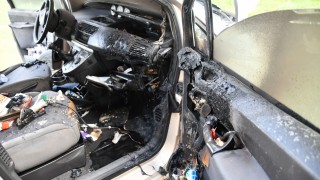 Auto verwoest door brand in Vroomshoop