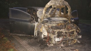 Auto verwoest door brand in Hoge Hexel, politie doet onderzoek