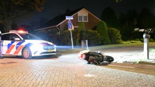 Scooterrijder botst met politie in Wierden