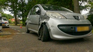 Auto botst op plots achteruit rijdende auto in Buurse, kind gewond