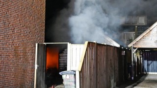 Schuur gaat in vlammen op achter woning in Wierden