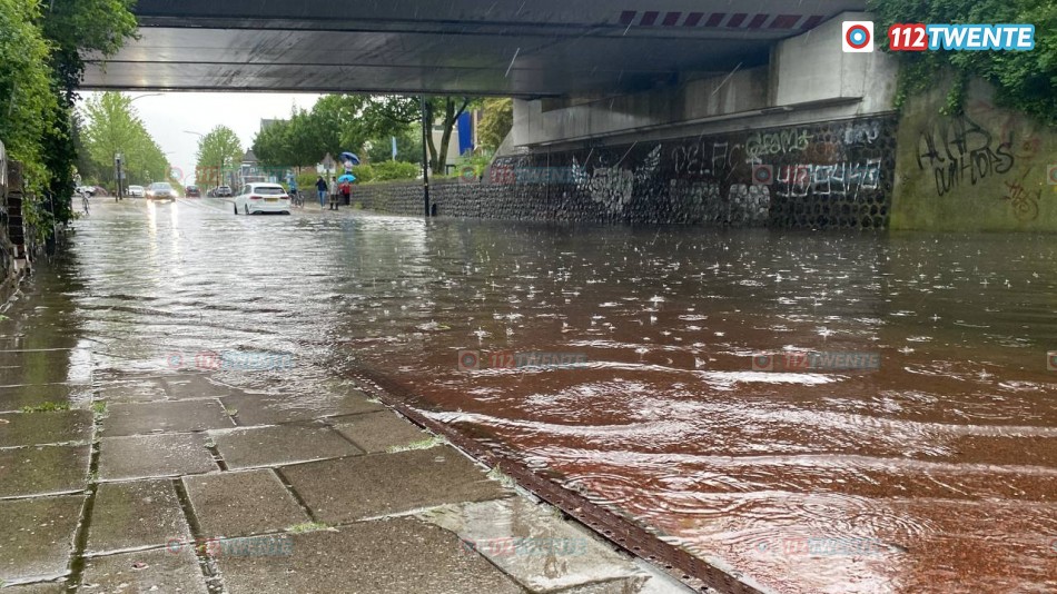 Noodweer trekt over Twente: straten onder water in de regio, tak valt op vrouw in Diepenheim