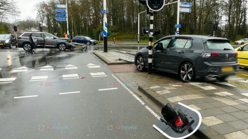 Zware aanrijding in Enschede: bord en verkeerslicht geramd