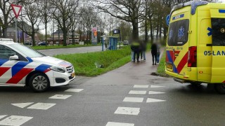 Bestuurster met scooter in diepe sloot na uitwijkactie in Enschede